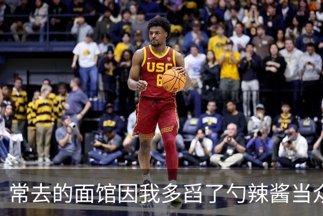 常去的面馆因我多舀了勺辣酱当众骂我，我没吭声把账结了，2周后我带30多号员工去隔壁，老板娘看傻了